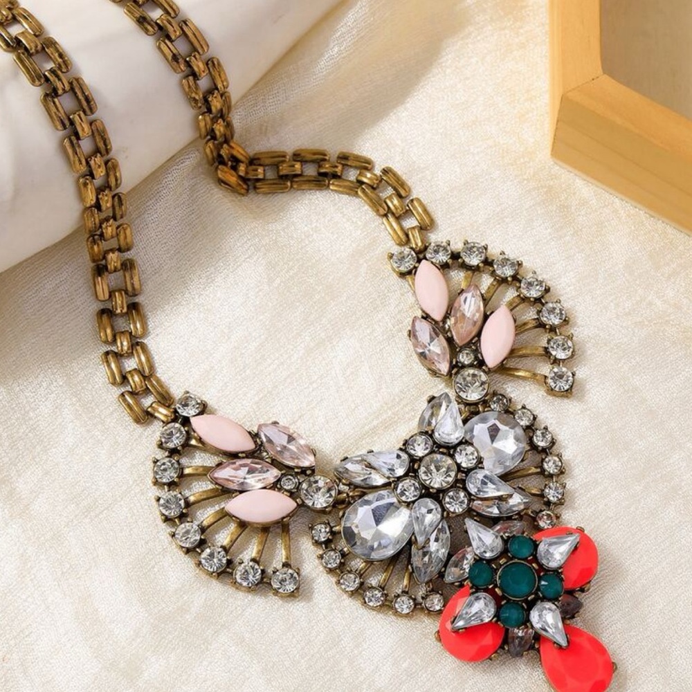 ❤️ SHEIN Rhinestone x Acrylic Glitzy Statement Necklace - Picture 8 of 8